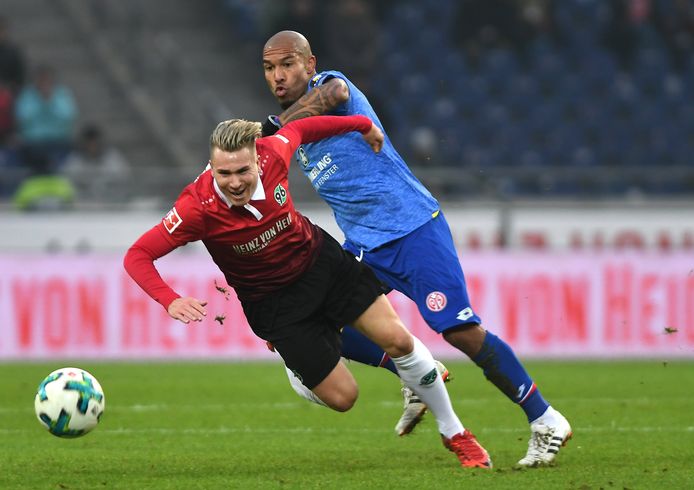 Nigel de Jong in actie met Felix Klaus.