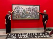Des militants d’Extinction Rebellion collent leurs mains sur un tableau de Picasso