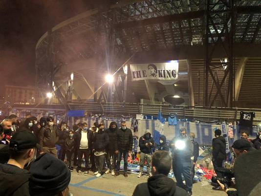Fans verzamelen net buiten het stadion in Napels.