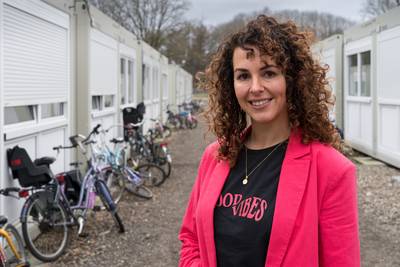 Stephanie (35) is trots op ‘haar’ noodopvang bij het Autotron: ‘De verlenging met een half jaar is e