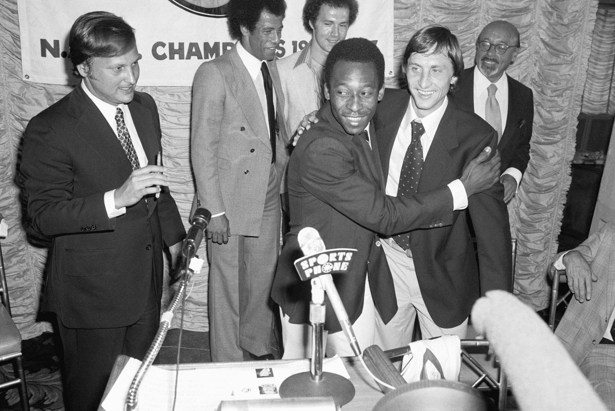 Two world stars meet at the New York Cosmos.  In March 1978, the American club announced that in addition to Pelé, Johan Cruijff would also let the Cosmos jersey slip around his shoulders.  Image Archives Bettmann