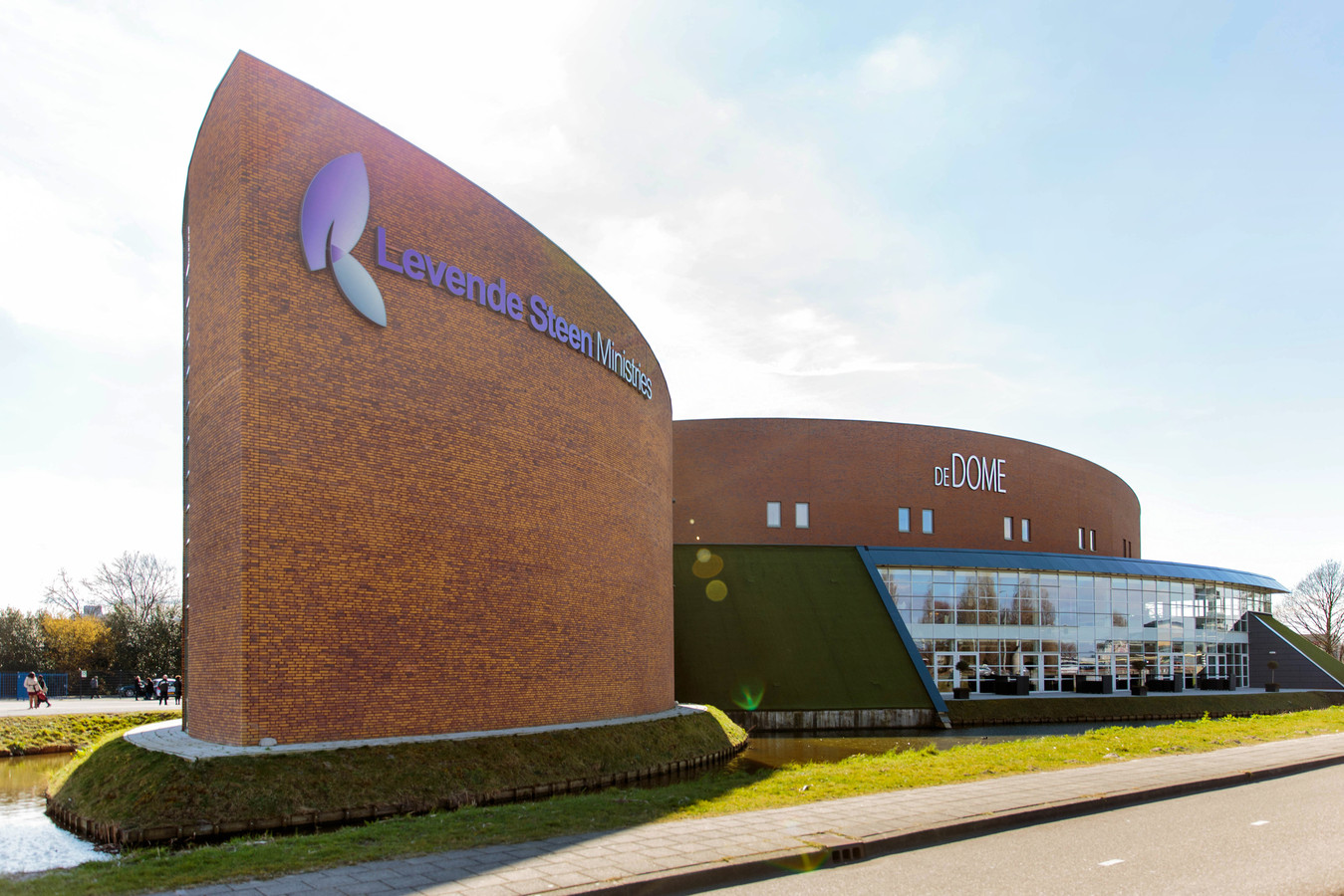 De Levende Steen in Spijkenisse hoe een groepje gelovigen een megakerk stichtte Foto AD.nl