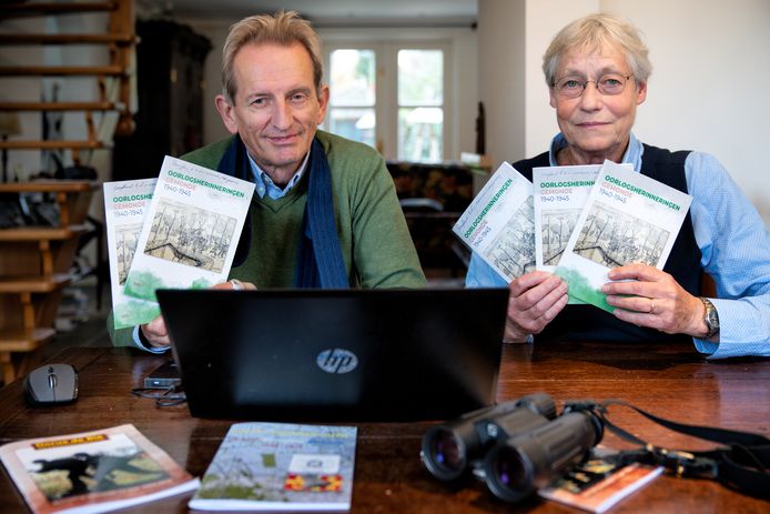 Wim Verhoeven en Thea Tilburgs met de vijf nieuwe boekjes vol oorlogsherinneringen van 65 (oud-)Gemondenaren.