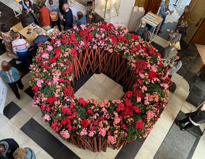 Stadspaleis Dhane Steenhuyse onder handen genomen door floristen: het werk van Frederiek Van Pamel in de inkomhal