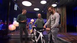 Uurrecordhouder voor tachtigplussers krijgt fiets