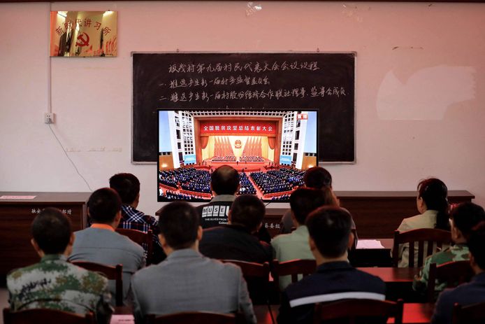 Chinezen volgen via een livestream de toespraak van Xi Jinping.