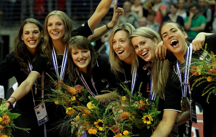 Hélène Rousseaux (vierde van links) viert met haar ploegmaats nadat ze brons wonnen op het EK in 2013.