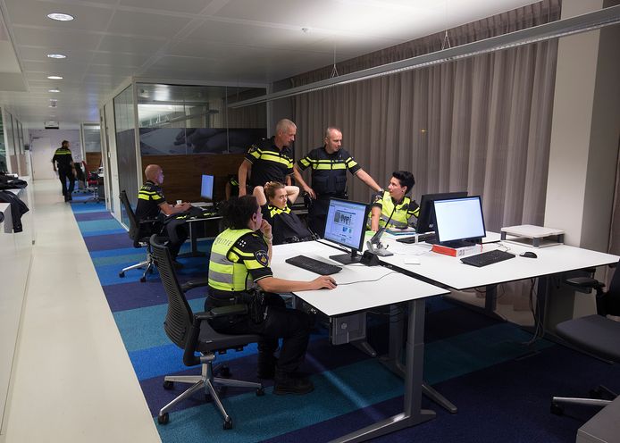 Agenten op het bureau in Doetinchem op archiefbeeld.