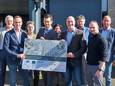 De beoordelings- en begeleidingscommissie en vertegenwoordigers van Arcom architectuur en 1:1 Architecten. In het midden wethouder Nathanaël Middelkoop namens de gemeente Urk.