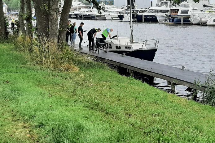Onderzoek naar overleden persoon gevonden in jachthaven Elburg.