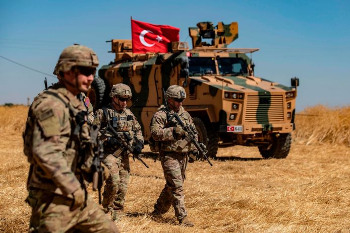 Amerikaanse en Turkse soldaten patrouilleren samen in het Syrische dorp al-Hashisha, in grensgebied met Turkije.