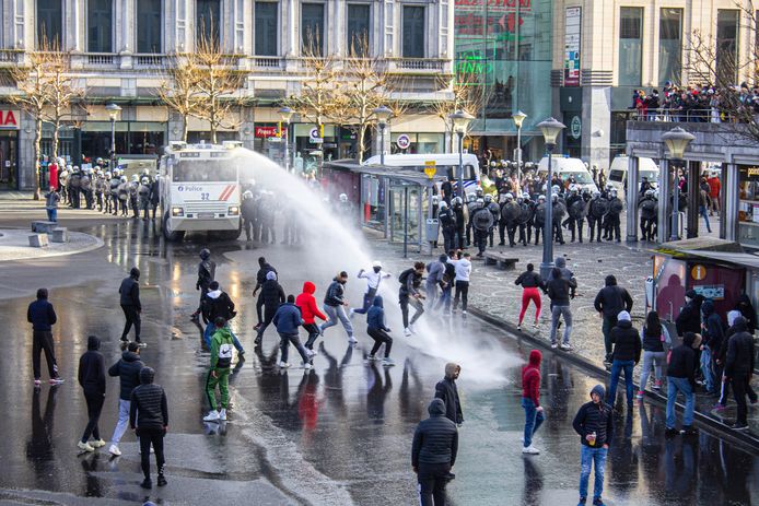 Beeld van de rellen op 13 maart 2021 op de Place Saint-Lambert in hartje Luik.