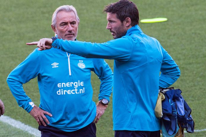 Bert van Marwijk en Mark van Bommel in hun tijd als adviseur en trainer bij PSV.