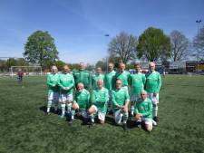 Walking footballploeg AD'69 naar Lichtenvoorde en leerlingen Looschool in Zelhem bijeen voor reünie