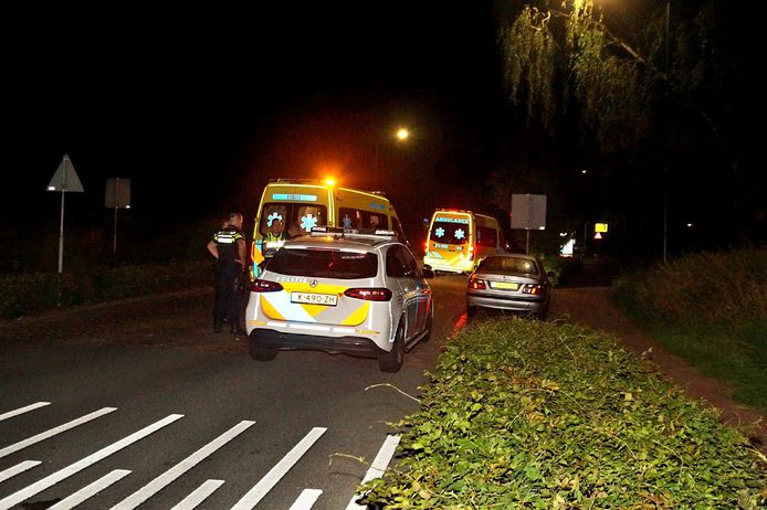 Een man is zondagavond rond 11.30 uur zwaargewond aangetroffen in zijn auto op de A59 bij Waalwijk.