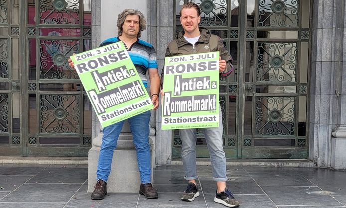 Organisator Eddy De Dapper (links) met schepen voor Evenementen Aaron Demeulemeester.