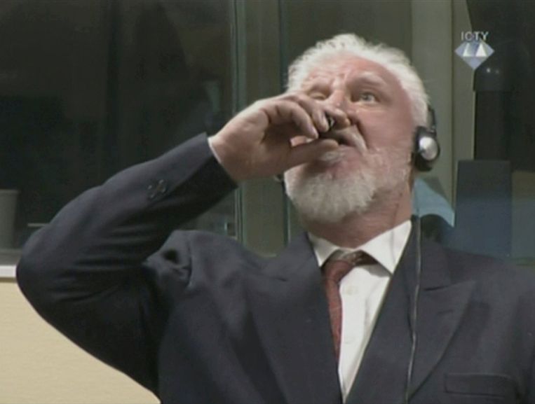 Slobodan Praljak drinkt het gif uit een flesje. Beeld REUTERS