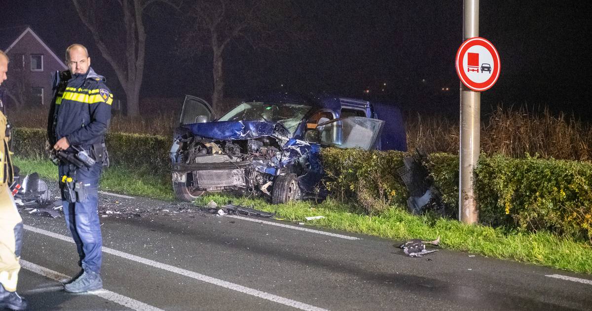 Ravage na enorme klap tussen twee auto’s, vrouw overleden