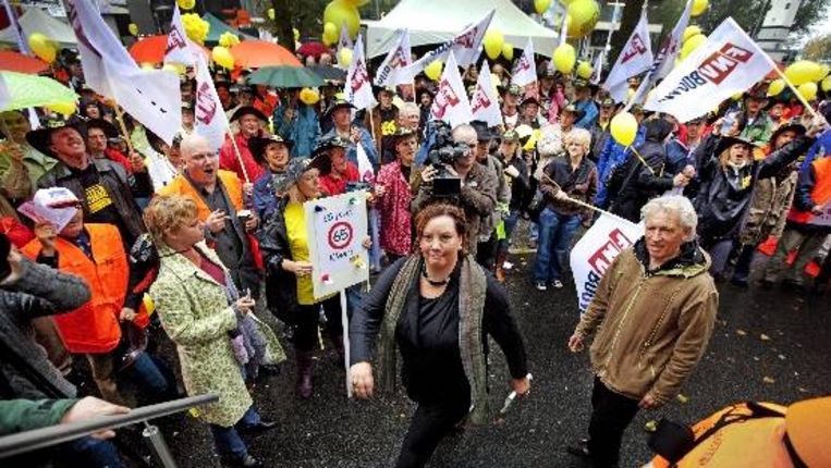 FNV-voorzitter Agnes Jongerius arriveert op het Jaarbeursplein in Utrecht. ( ANP) Beeld 