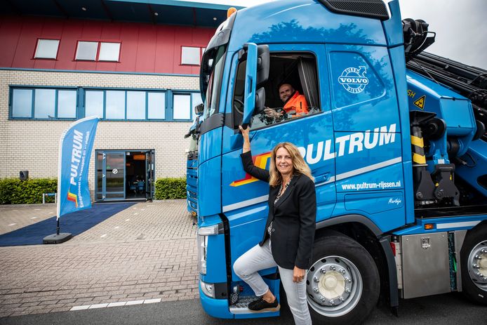 Monique Kappert van Pultrum Transport is tevreden over de belangstelling tijdens de inloop-sollicitatiedag. Achter het stuur zit planner Marc Hilderink.