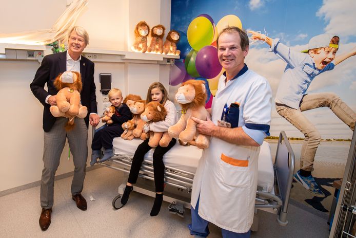 Zonevoorzitter Ruud Marres (links) biedt kno-arts Pieter-Bas Douwes Dekker, namens 13 Twentse Lions Clubs Twente biedt 200 knuffelleeuwen aan voor patiëntjes van het kinderbehandelingscentrum van het ZGT in Almelo.