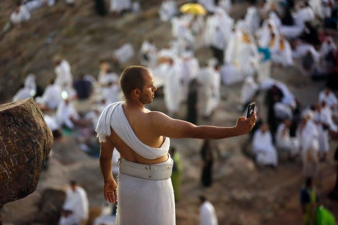 Een pelgrim neemt een selfie op de berg Arafat.