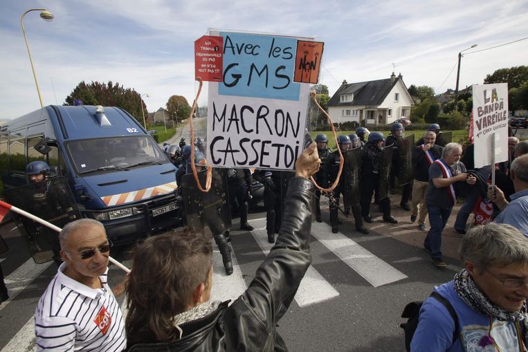 Medewerkers van het bedrijf GM&S protesteren in Egletons (Corrèze), op 4 oktober 2017. Beeld afp