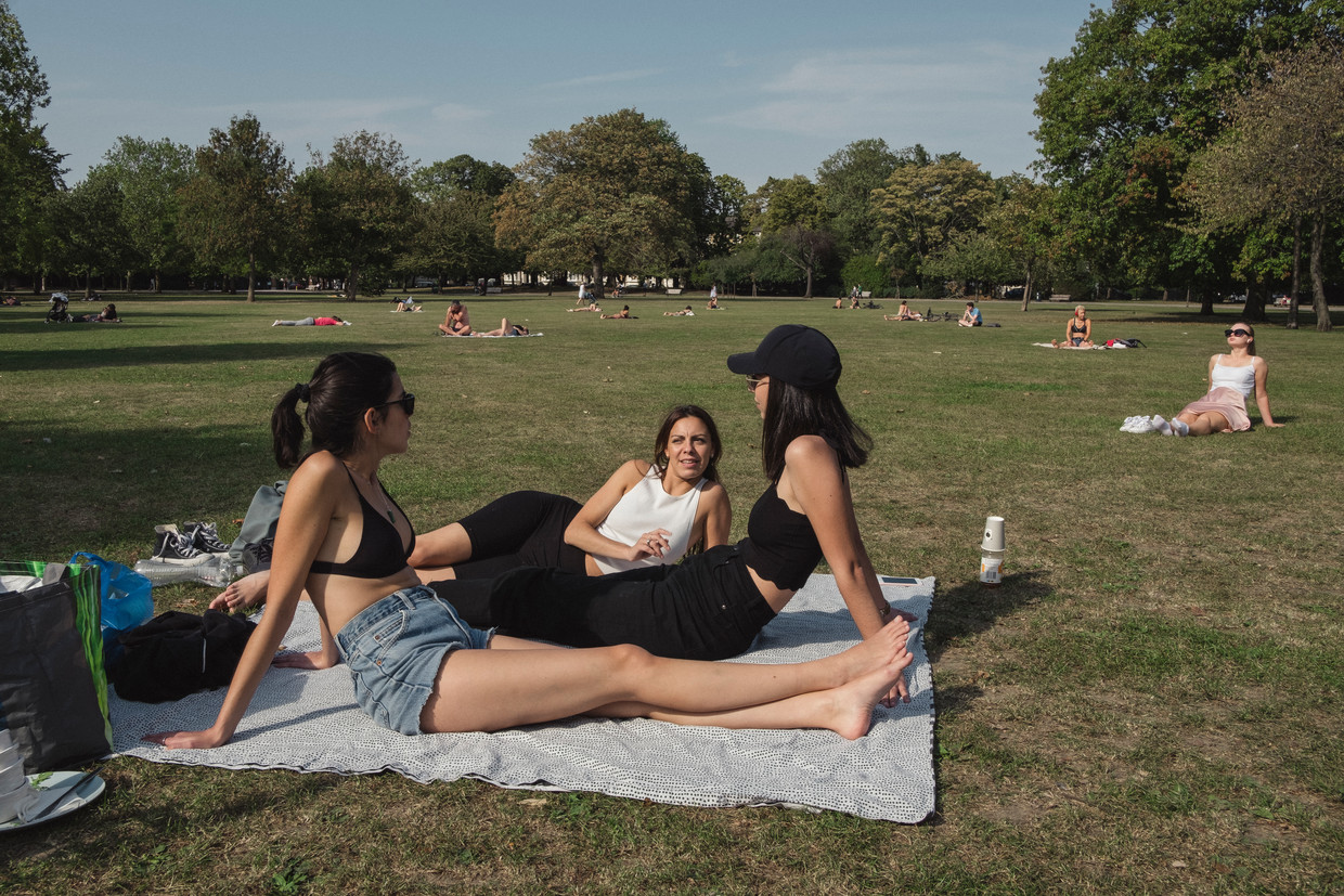 Inwoner Max, in de twintig: ‘Gisteren speelde ik voetbal, vijf tegen vijf in de Power League, met veel fysiek contact. Dat mag, maar als je met zes anderen in het park picknickt krijg je een boete. Hoe rijm je dat?’ Beeld Carlotta Cardana
