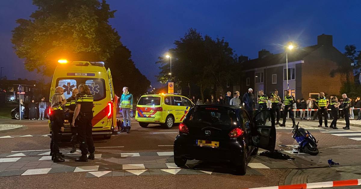 Scootterrijder ernstig gewond bij botsing met auto in Vlissingen.