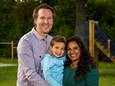 Dex Elders, met vader Bastiaan en moeder Karolien, is genezen van neuroblastoom.