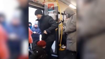 Russische vrouw hardhandig uit bus gesleurd vanwege kritiek op oorlog in Oekraïne: “Rusland is een imperium op krukken”