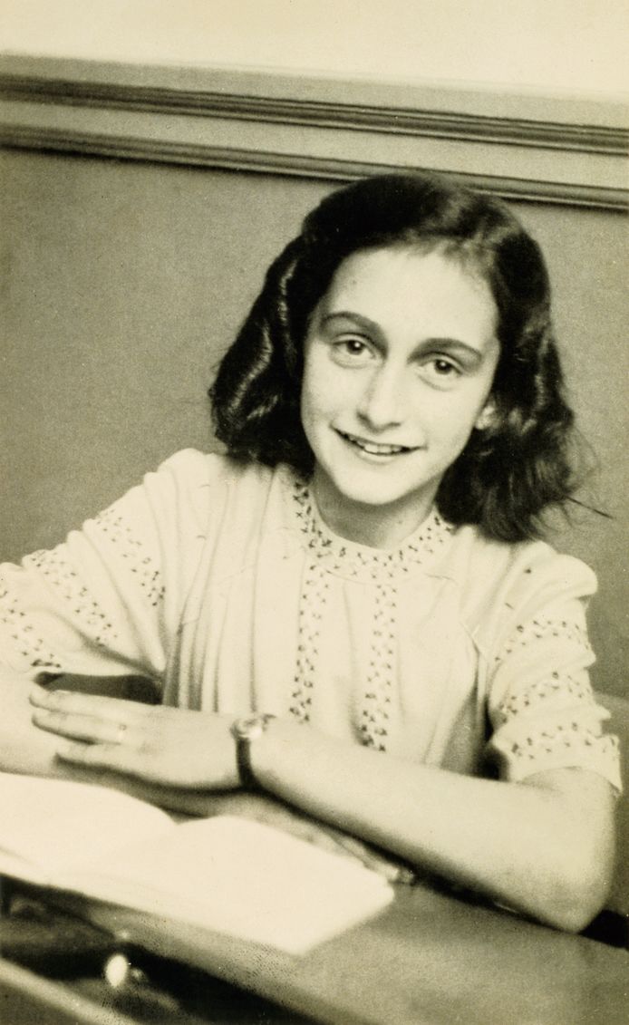 L'adolescente de 15 ans, connue dans le monde entier depuis la publication de son journal intime rédigé entre 1942 et 1944 alors qu'elle et sa famille se cachaient dans un appartement clandestin à Amsterdam, a été arrêtée en 1944 et est morte l'année suivante dans le camp de concentration de Bergen-Belsen.