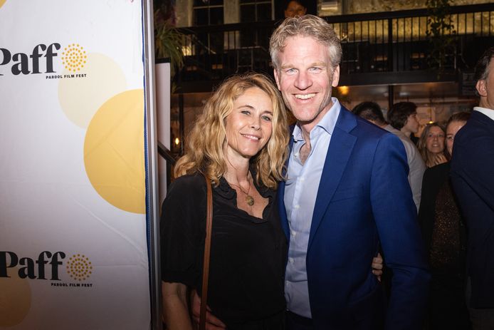 Hoofdredacteur Kamilla Leupen relativeert: “Stel je voor dat hij hier wél had gestaan.” Met haar partner, Op1-presentator Hugo Logtenberg.