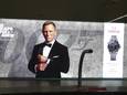 Een (Spaanstalig) reclamebord met een foto van 'No Time To Die', en het gloednieuwe horloge van Omega Gold dat James Bond in de film draagt.