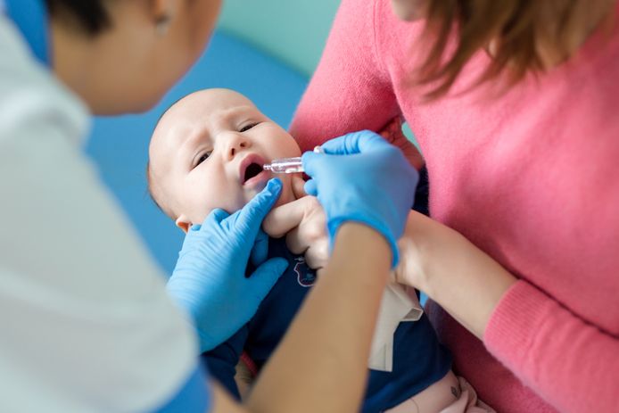 Baby krijgt het vaccin tegen het rotavirus.