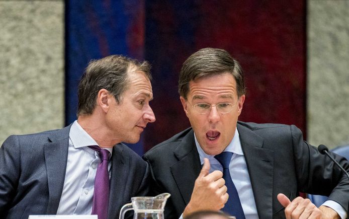 Premier Mark Rutte en Minister Eric Wiebes van Economische Zaken en Klimaat (VVD) tijdens het Tweede Kamerdebat over de omstreden memo's rond de afschaffing van de dividendbelasting.