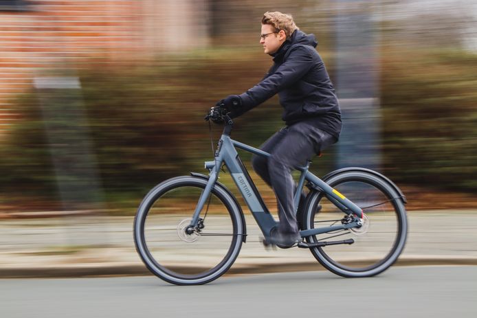 Onze expert reed met e-bike Cortina E-Blau: “Voor wie geen waarde hecht aan fancy logo's is dit een koopje” | Elektrische fietsen | hln.be