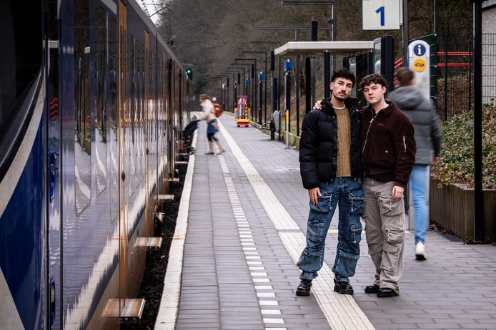 Justin Hermsen (rechts) uit Rhenen en zijn vriend Esad Demir zijn zaterdagavond in de trein naar Rhenen belaagd door een groep jongens. Voor de zoveelste keer.