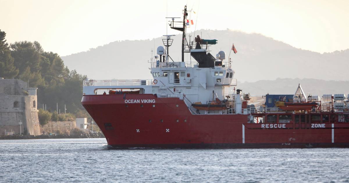 SOS Méditerranée rescue ship chained in Italy |  outside