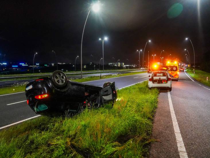 Auto slaat over de kop bij ongeval op de N2 bij Eindhoven, bestuurder ongedeerd