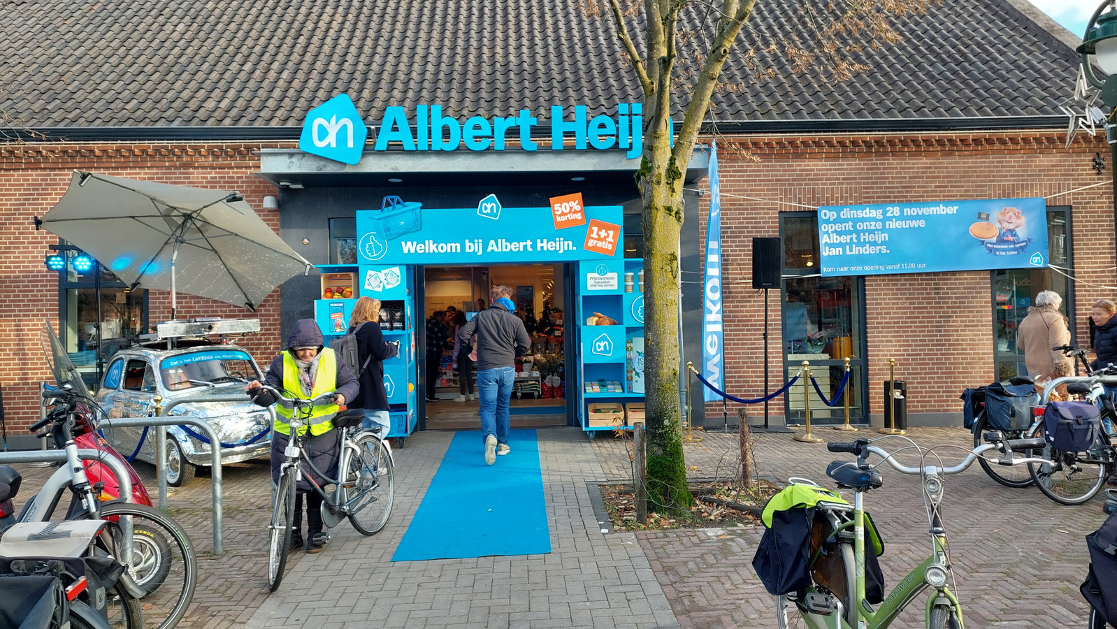 Jan Linders op het Heuvelplein in Beek en Donk is vanaf nu Albert Heijn Foto ed.nl