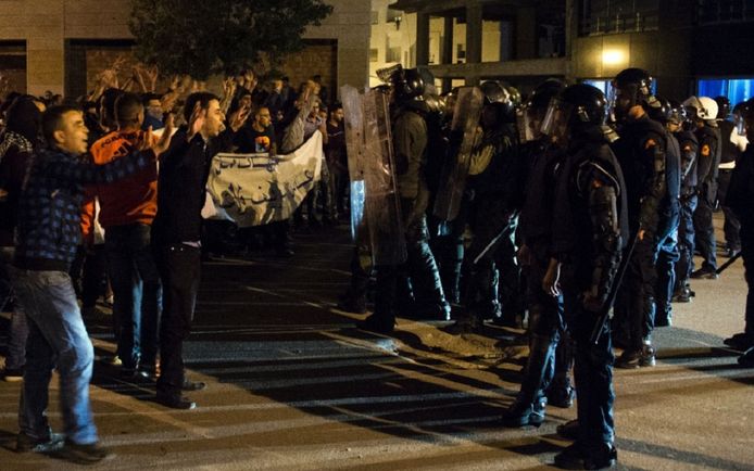 Manifestanten tijdens de gewelddadige confrontatie met de politie, vrijdagavond in Al Hoceima.