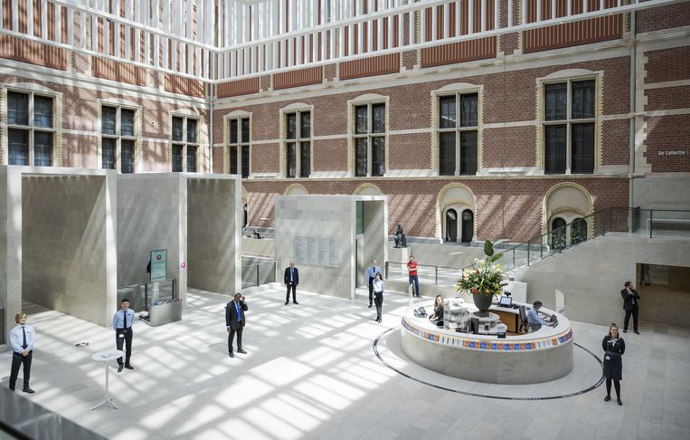 Medewerkers van het Rijksmuseum staan op 1 juni klaar om de eerste museumbezoekers na de lockdown te ontvangen. Beeld EPA