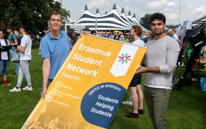 Docent Arnold Enklaar en student Fabian Jazbek willen nu actie. Over een maand moet maar eens worden gekeken hoe het kon dat universiteit weinig daadkrachtig bij de kamernood voor buitenlandse studenten.