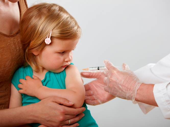 Arts dient vaccinatietwijfelaars van antwoord: “Die kinderziekten van vroeger zijn echt niet zo onschuldig”
