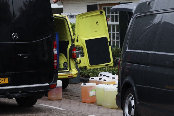 Busje met vermoedelijk drugsafval aangetroffen.