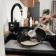 Een liter warm water kost ruim 70 keer zoveel energie als een liter koud water: hierop kunt u nu al besparen