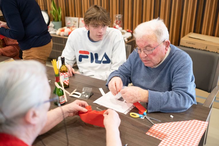 Onwijs Leerlingen en senioren knutselen samen decoratie voor eetfestijn ZI-03