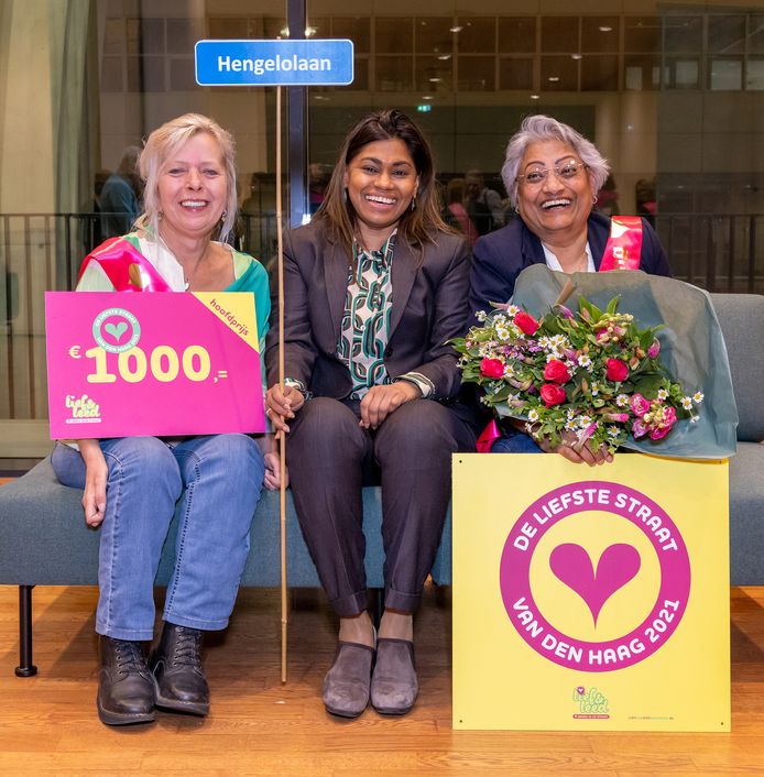 De Hengelolaan is verkozen tot de Liefste Straat van Den Haag. Bewoners Geeta Ramlal (rechts) en haar buurvrouw Gerda zijn dolblij.