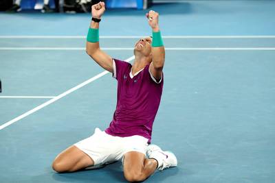 Nadal heeft grandslamrecord beet na straffe comeback in epische Australian Open-finale tegen Medvedev: “Dit blijft voor de rest van mijn leven in mijn hart”